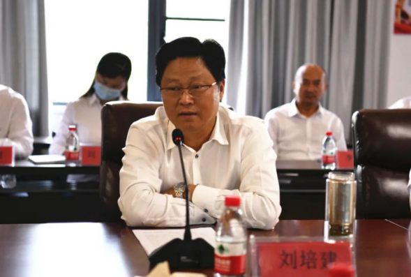 集團(tuán)新招錄員工到礦山接受實踐鍛煉歡迎儀式新聞稿251.png 集團(tuán)新招錄員工到礦山接受實踐鍛煉歡迎儀式新聞稿251.png