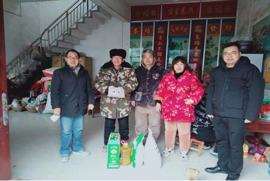 1.15市產(chǎn)投集團赴邢寨慰問簡報(2)675.png 1.15市產(chǎn)投集團赴邢寨慰問簡報(2)675.png