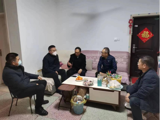 市產(chǎn)業(yè)集團(tuán)2023年春節(jié)前夕走訪慰問(wèn)困難黨員和老黨員老干部477.png